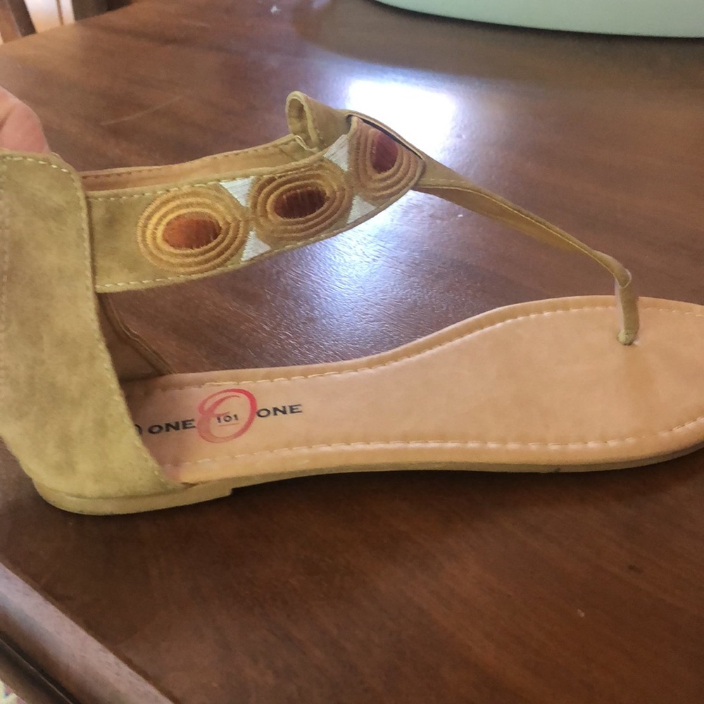 101 Sandals - Picture 2 of 6